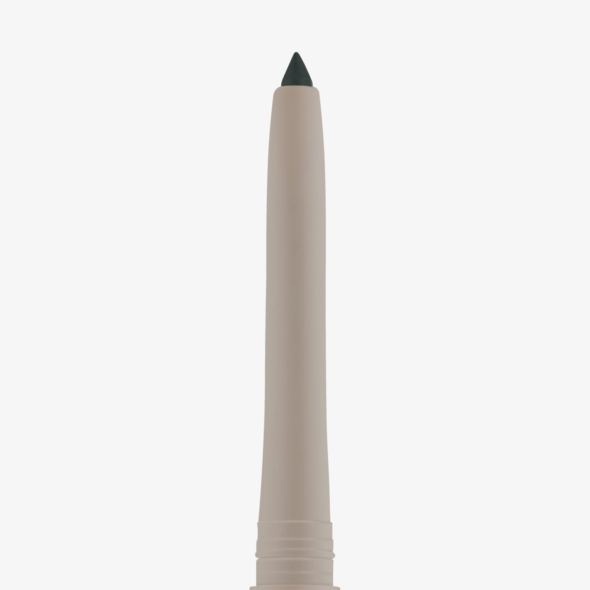 Detailaufnahme einer Eyeliner-Spitze in schimmerndem Olivton mit beigem Stiftgehäuse vor weißem Hintergrund.
