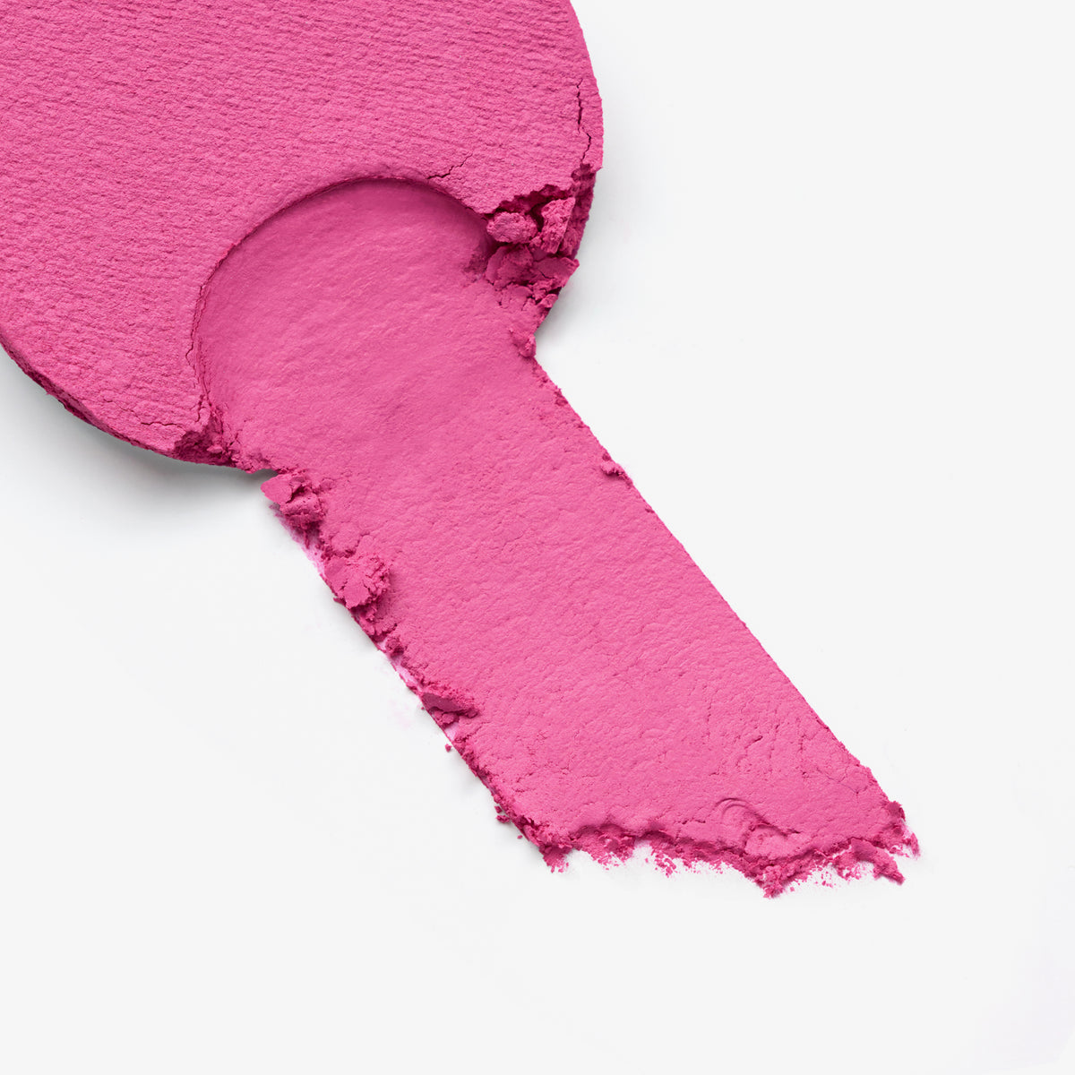 Essence soft TOUCH BOUNCY BLUSH, ein leuchtend rosafarbener Puderrouge, zerkleinert auf weißem Grund.