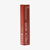 Freck Beauty Freck Noir Longwear-Sommersprossen-Makeup in einer roten, rechteckigen Schachtel, aufrecht stehend auf weißem Hintergrund.