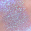 Ein schimmernder, schillernder blauer Glitzerstreifen des Opal Multichrome Loose Eyeshadow Dreamer auf einem Arm.