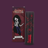 Dunkelrote Schachtel und schwarzer Drehstift des Adventure Time Lip Balm Marceline mit Abbildungen der Charakters Marceline.