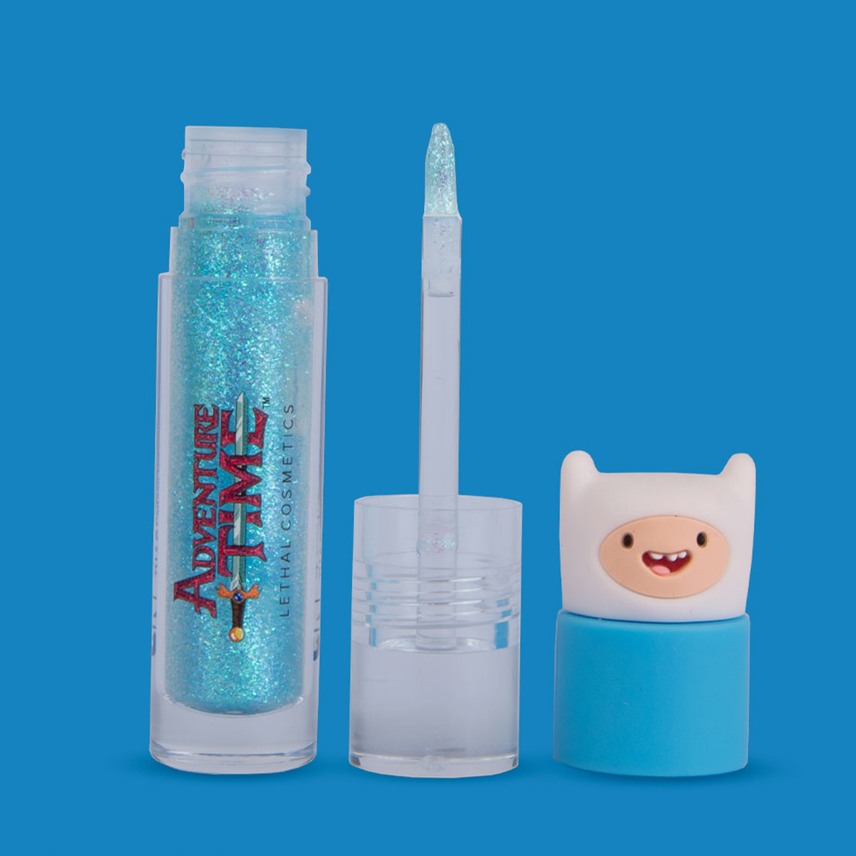 Geöffnete transparente Tube Adventure Time Lip Gloss mit blau glitzerndem Inhalt und Finn The Human als Silikonkopf-Deckel.