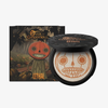 Ein runder „Pottsfield“-Highlighter von Lethal Cosmetics mit einem Kürbisgesicht neben seiner herbstlich gestalteten „Over the Garden Wall“-Verpackung.