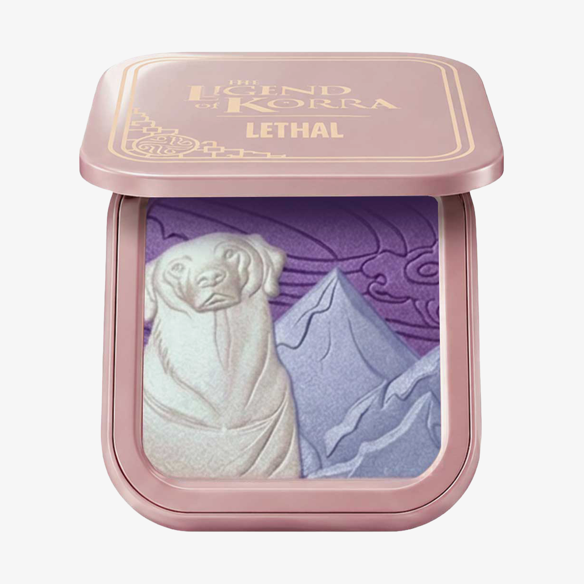 Der „Naga Blushlighter“ von Lethal Cosmetics aus der „Legend of Korra“-Reihe enthält violette, blaue und weiße Farbtöne in einer rosafarbenen Metallhülle.