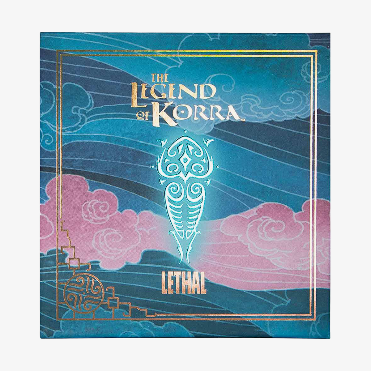 Die blau-rosa „Raava“-Palette von Lethal Cosmetics mit dekorativen Motiven und Wolkenmustern.