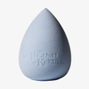 Ein farbwechselnder Tropfen-Schwamm von Lethal Cosmetics mit der Prägung „The Legend of Korra“.