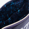 Nahaufnahme des Innenfutters der The SpongeBob Movie Skull & Bones Makeup Bag von Lethal Cosmetics mit blau gemustertem Design und zwei Innentaschen.