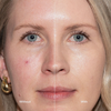 Die eine Hälfte ihres Gesichts weist Hautunreinheiten auf; die andere Hälfte sieht dank der „Ctrl+ SKIN“-Grundierung von LH Cosmetics glatt und ebenmäßig aus.
