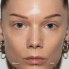 Nahaufnahme, die eine Gesichtshälfte ohne und eine Gesichtshälfte mit der Foundation „Ctrl+ SKIN“ von LH Cosmetics zeigt.