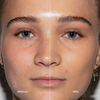 Nahaufnahme des Gesichts einer Frau, zur Veranschaulichung zur Hälfte mit der „Ctrl+ SKIN“-Foundation von LH Cosmetics und zur anderen Hälfte ohne.