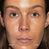 Das Gesicht einer Frau ist in zwei Hälften geteilt: Die linke Seite ist ungeschminkt, auf der rechten Seite trägt sie die Foundation „Ctrl+ SKIN“ von LH Cosmetics.