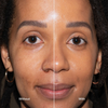 Das Gesicht einer Frau in zwei Hälften geteilt: links ungeschminkt, rechts mit der „Ctrl+ SKIN“-Foundation von LH Cosmetics, die für glattere, ebenmäßigere Haut sorgt.