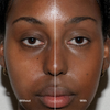 Nahaufnahme des Gesichts einer Frau, zur Hälfte ungeschminkt und zur Hälfte mit der Foundation „Ctrl+ SKIN“ von LH Cosmetics.
