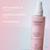 Lumene Invisible Illumination Dewy Glow Setting Spray in rosa Flasche mit Sprühkopf, feuchtigkeitsspendend, für strahlendes Finish vor hellem Hintergrund.