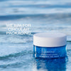 Die Lumene Nordic Hydra [LÄHDE] Hydrating Gel Mask in blauem Tiegel; daneben Infos zur recycelbaren Verpackung.