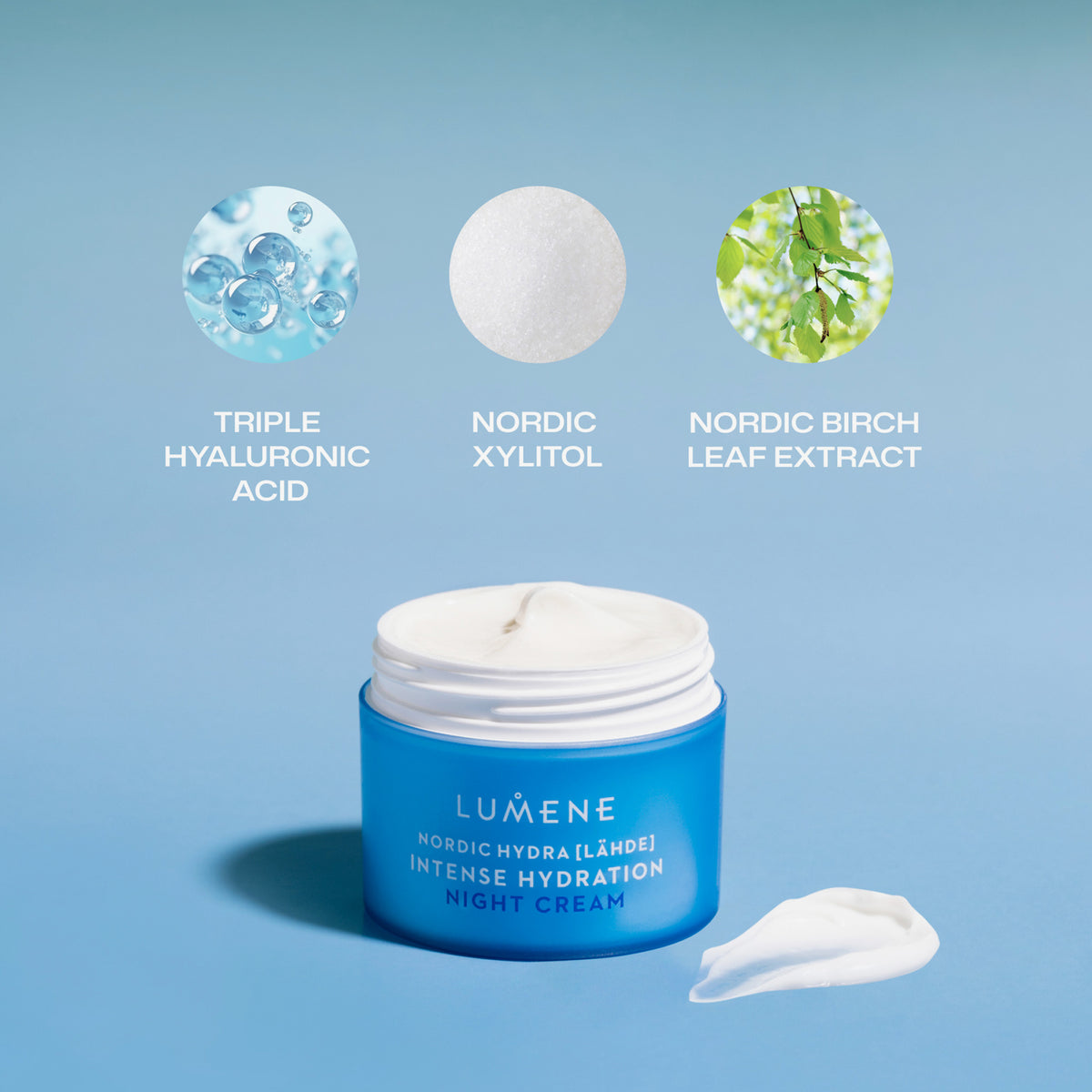 Offene Nordic Hydra [LÄHDE] Intense Hydration Night Cream mit Hyaluronsäure, Nordic Xylitol und Birkenblattextrakt vor blauem Hintergrund.