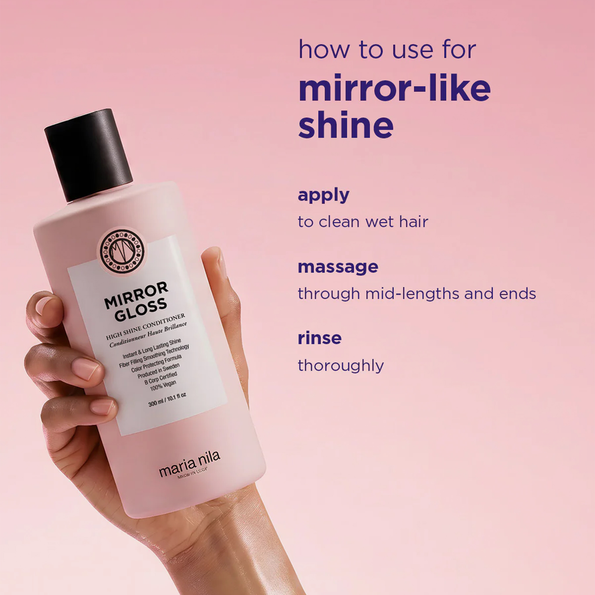 Eine Hand, die eine Flasche „Maria Nila Mirror Gloss Conditioner“ vor einem rosa Hintergrund hält, daneben die Gebrauchsanweisung.