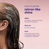 Frau mit nassem, behandeltem Haar; der Text erklärt, wie man die „Maria Nila Mirror Gloss Mask“ für mehr Glanz anwendet und wie man sie ausspült.