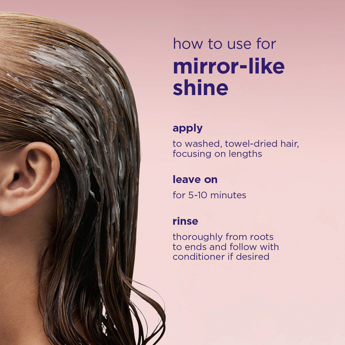 Frau mit nassem, behandeltem Haar; der Text erklärt, wie man die „Maria Nila Mirror Gloss Mask“ für mehr Glanz anwendet und wie man sie ausspült.