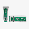Marvis Mini Zahnpasta Classic Strong Mint, 25ml, abgebildet mit passender Schachtel im Vintage-Stil.