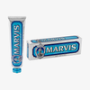 Eine Tube und Schachtel Marvis Zahnpasta Aquatic Mint mit blauer und silberner Verpackung.