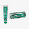 Eine Tube und Schachtel Marvis Zahnpasta Classic Strong Mint mit grüner und weißer Verpackung.