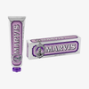 Eine Tube und eine Schachtel Marvis Zahnpasta Jasmin Mint mit violetten Akzenten und einer Verpackung im Vintage-Stil.