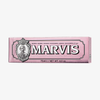 Rosa Schachtel mit Marvis Zahnpasta „Sensitive Gums Gentle Mint“, 75 ml, mit einem Logo im Vintage-Stil.