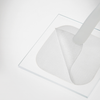 Auf einer quadratischen Glasfläche vor weißem Hintergrund zieht eine Pipette ein Madecassoside Blemish Pad von Mediheal ab.