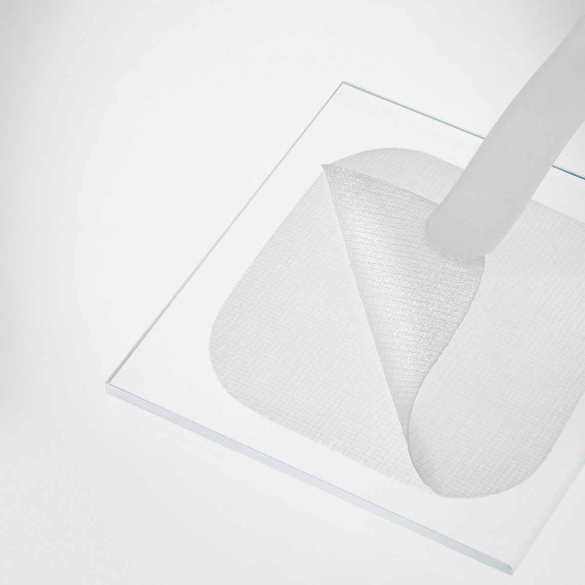 Auf einer quadratischen Glasfläche vor weißem Hintergrund zieht eine Pipette ein Madecassoside Blemish Pad von Mediheal ab.