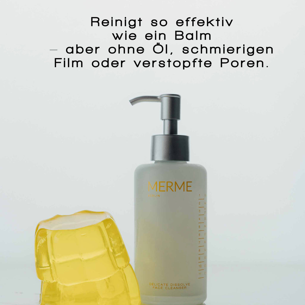 MERME Delicate Dissolve Face Cleanser neben gelbem Jelly auf weißem Hintergrund. Text: „Reinigt wie ein Balm – ohne Öl, Schmierfilm oder verstopfte Poren“.
