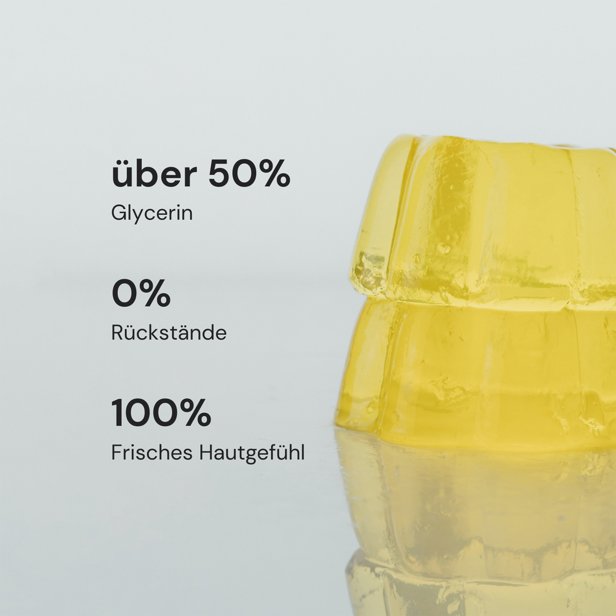Zwei gestapelte gelbe Tafeln Delicate Dissolve Face Cleanser von MERME: 50%+ Glycerin, 0% Rückstände, 100% frisches Hautgefühl.
