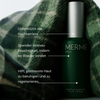 Eine grüne MERME Gentle Barrier Face Cream Flasche auf kariertem Stoff, mit deutschem Text, der die Vorteile der Hautpflege hervorhebt.