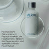 Eine Flasche MERME Milky Drops Face Moisturiser ruht in einer durchsichtigen Schale neben Laborglas.