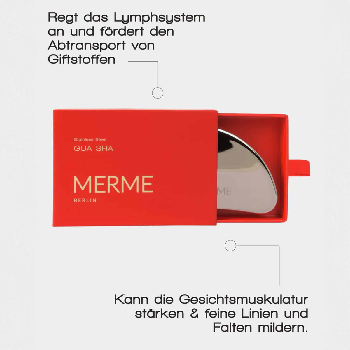 Ein Gua Sha aus Edelstahl von MERME, verpackt in einer roten MERME-Schachtel mit deutschem Text über seine Vorteile.