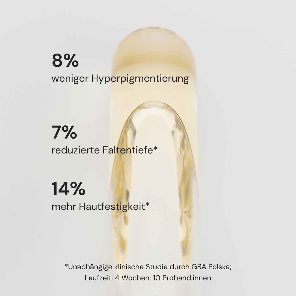 Ein klarer Tropfen MERME Super Stable C Face Serum mit deutschem Text: weniger Hyperpigmentierung, Falten, mehr Festigkeit.