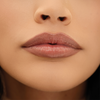 Nahaufnahme der Lippen einer Frau mit dem nudefarbenen Lippenstift Mesauda Milano Hydramorphosis und glatter, makelloser Haut.