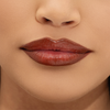 Nahaufnahme der Lippen einer Frau mit Mesauda Milano Hydramorphosis in glänzendem Dunkelbraun, mit glatter, makelloser Haut.