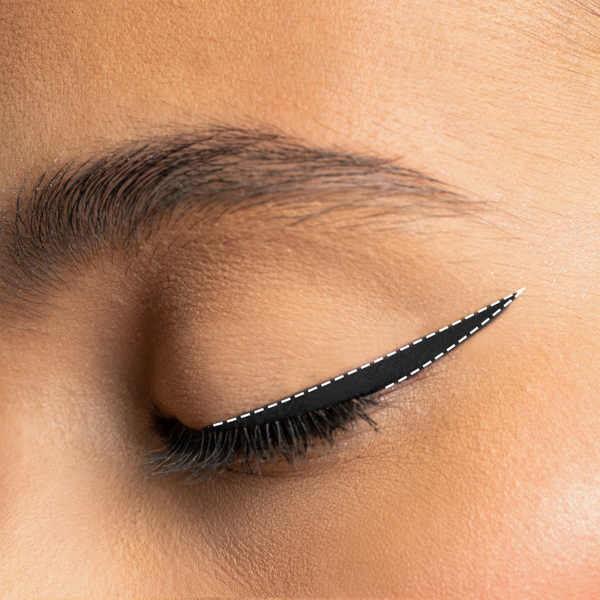 Augen-Make-up mit schwarzem Winged Eyeliner in tiefem Schwarz, präzise aufgetragen und mit feiner weißer Linie akzentuiert.