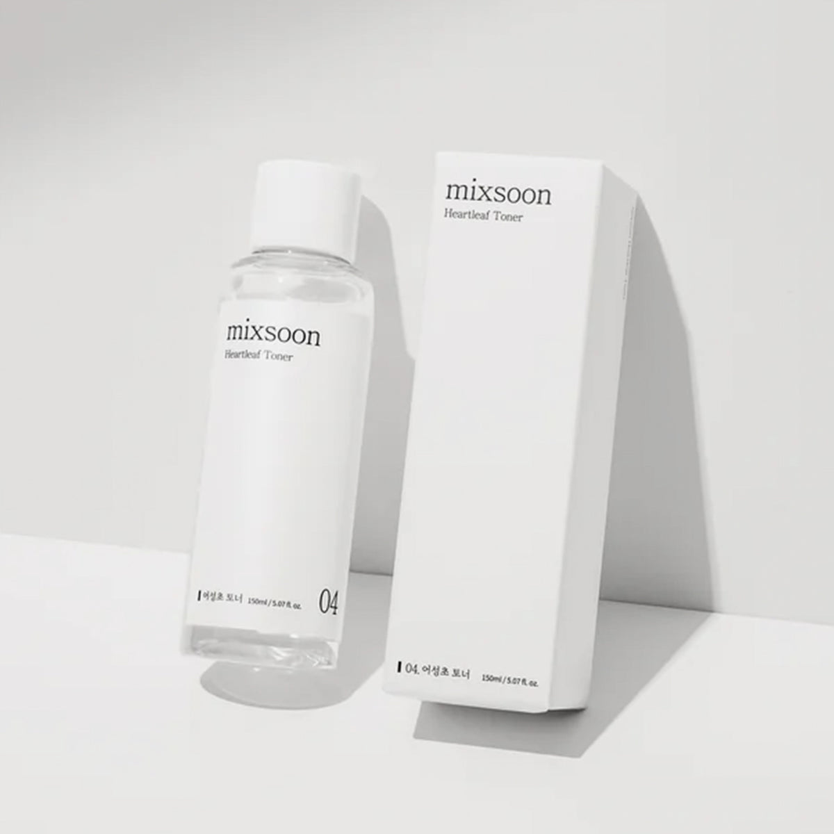 Mixsoon Heartleaf Toner in transparenter Flasche mit weißem Etikett und passender Box, minimalistisch inszeniert vor hellem Hintergrund.