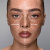 Gesicht einer Frau zeigt das rechte Auge vor und das linke Auge nach dem Auftragen von Beyond Bold Mascara von NABLA Cosmetics.