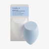 Hellblauer Blended-up Pro Tapered Sponge von NABLA Cosmetics vor seiner Verpackung mit Beschreibung oben links.