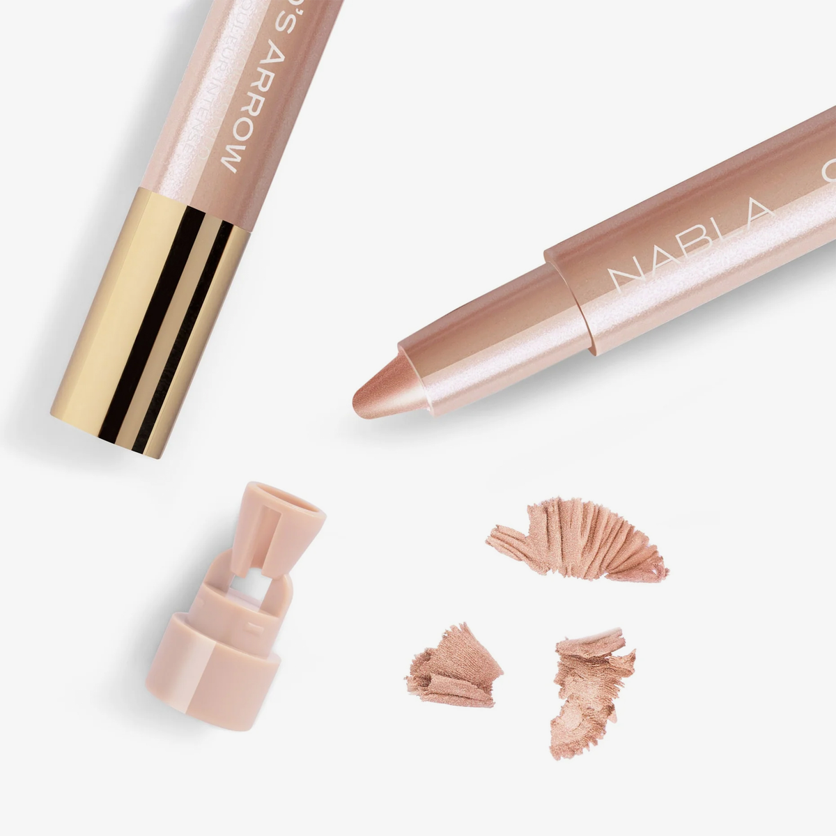 Nahaufnahme des NABLA Cupid’s Arrow Longwear Stylo in schimmerndem Roséton. Die cremige Textur und feine Perlmuttpartikel sorgen für leuchtende Highlights.