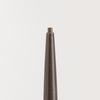 Nahaufnahme des NABLA Cosmetics Cupid's Arrow Micro Make-up Stift mit freiliegender Spitze vor einem weißen Hintergrund.