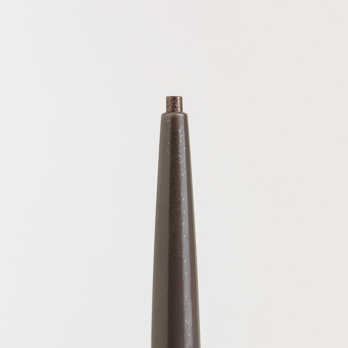 Nahaufnahme des NABLA Cosmetics Cupid's Arrow Micro Make-up Stift mit freiliegender Spitze vor einem weißen Hintergrund.