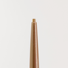Nahaufnahme des NABLA Cosmetics Cupid's Arrow Micro Make-up Stift mit freiliegender Spitze vor einem weißen Hintergrund.