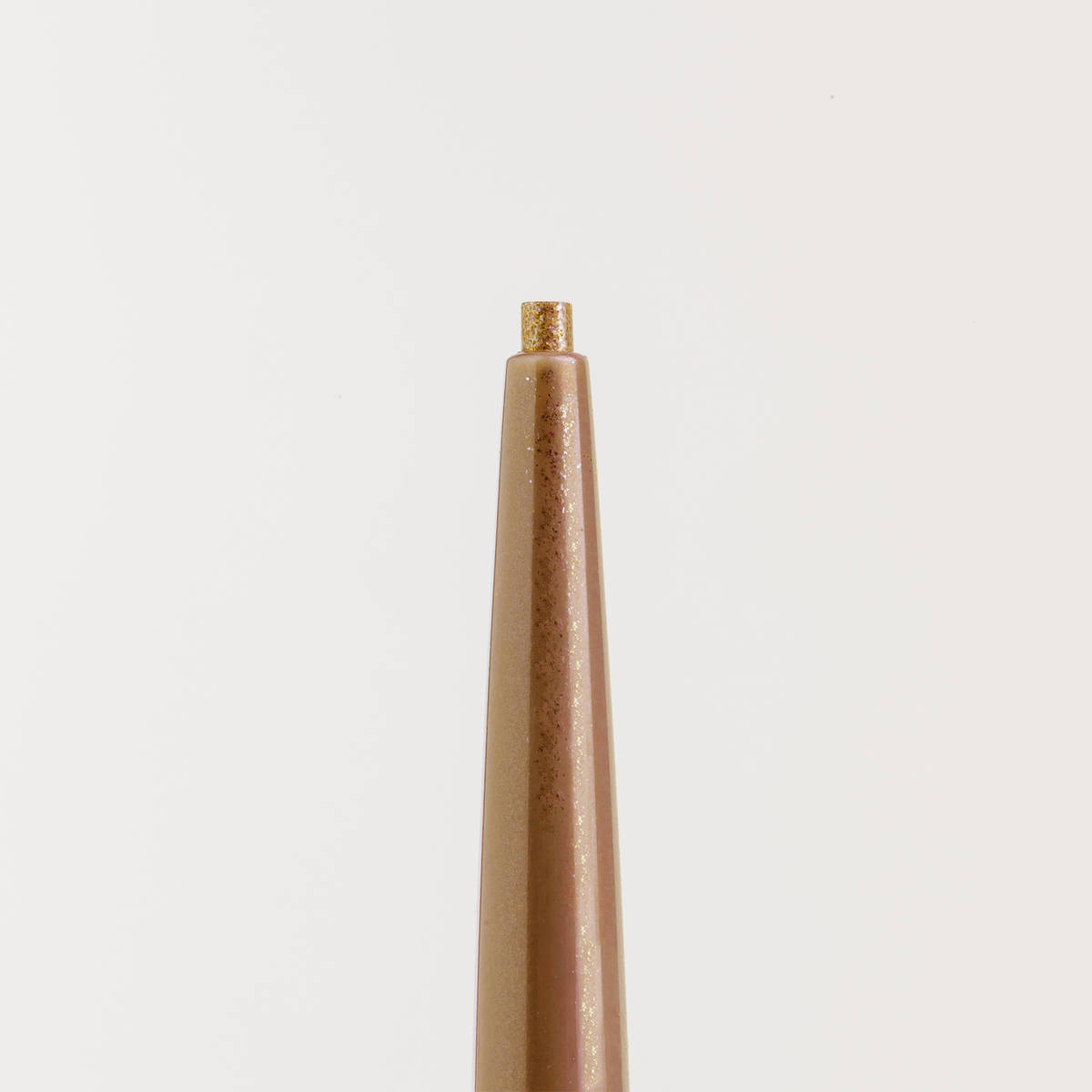 Nahaufnahme des NABLA Cosmetics Cupid's Arrow Micro Make-up Stift mit freiliegender Spitze vor einem weißen Hintergrund.