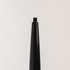 Nahaufnahme des NABLA Cosmetics Cupid's Arrow Micro Make-up Stift mit freiliegender Spitze vor einem weißen Hintergrund.