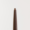 Nahaufnahme des NABLA Cosmetics Cupid's Arrow Micro Make-up Stift mit freiliegender Spitze vor einem weißen Hintergrund.