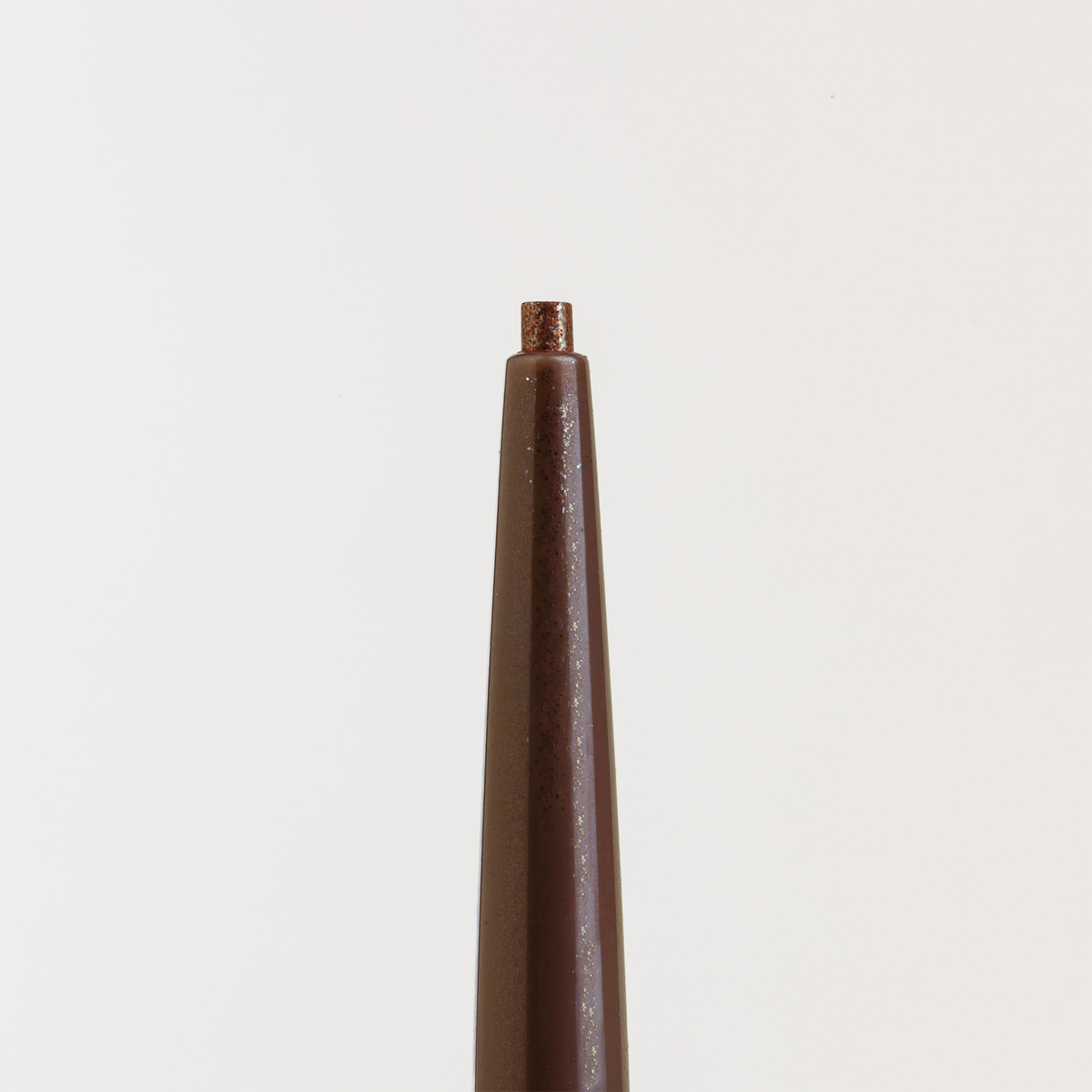 Nahaufnahme des NABLA Cosmetics Cupid's Arrow Micro Make-up Stift mit freiliegender Spitze vor einem weißen Hintergrund.